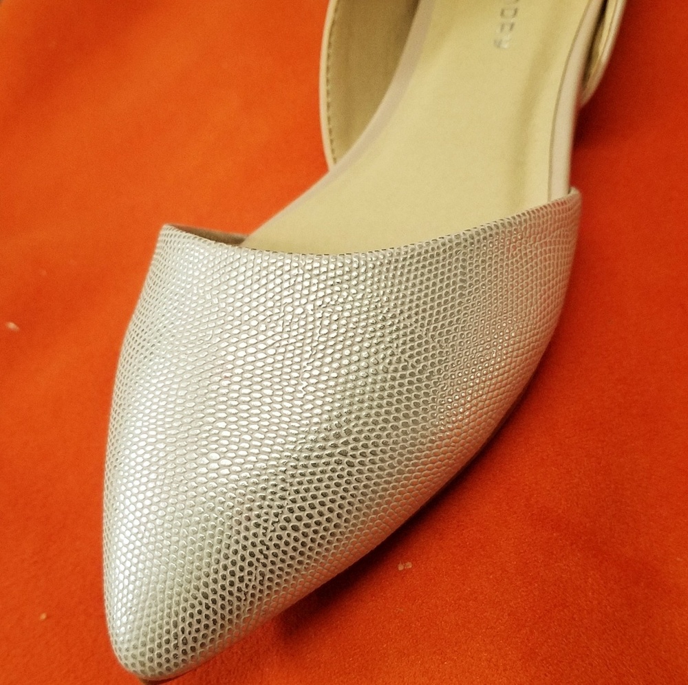 Chinese Laundry Metallic Flats NWOT!